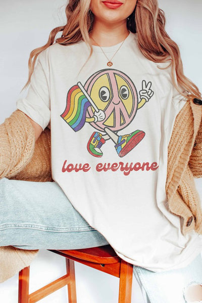 LOVE EVERYONE PRIDE GRAPHIC TEE
