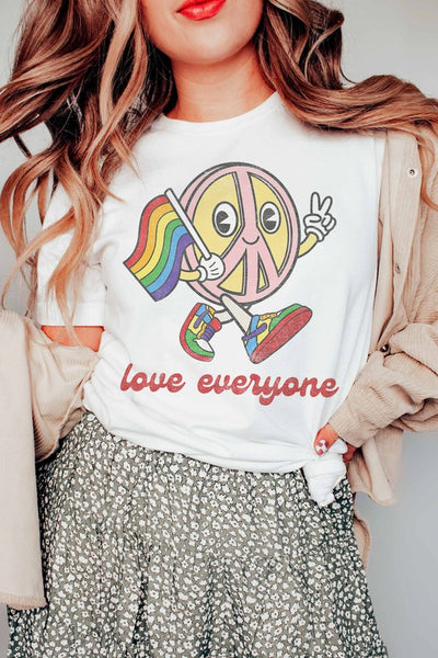 LOVE EVERYONE PRIDE GRAPHIC TEE