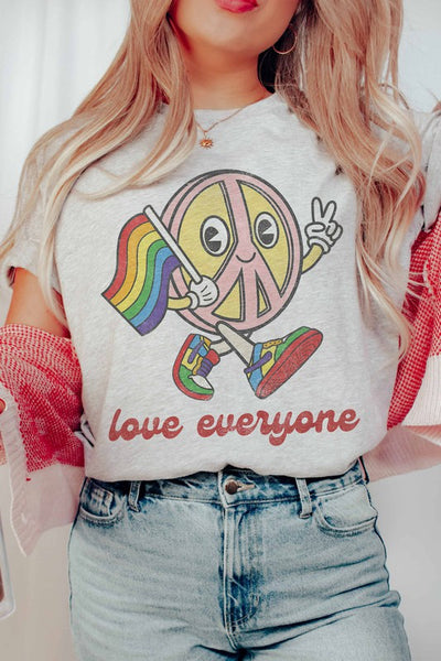 LOVE EVERYONE PRIDE GRAPHIC TEE
