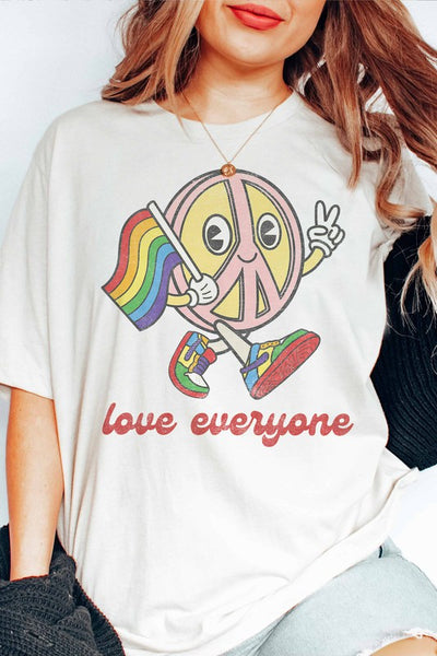 LOVE EVERYONE PRIDE GRAPHIC TEE