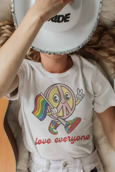 LOVE EVERYONE PRIDE GRAPHIC TEE
